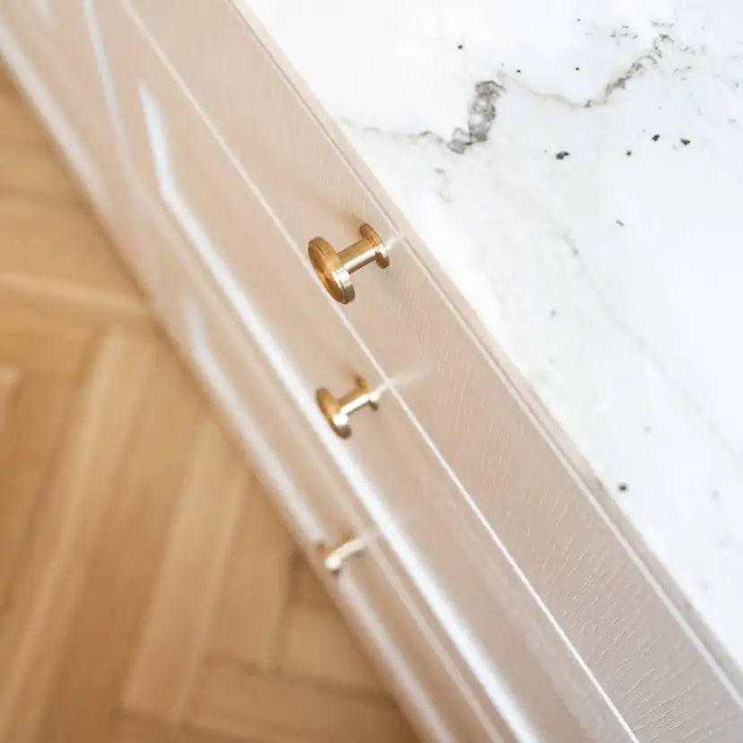 Knopp Uno Ø30 mm borstad obehandlad mässing Obehandlad Mässing