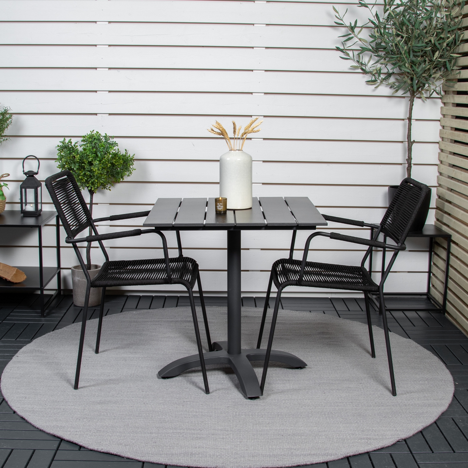 Cafégrupp Venture Home Coco med 2 Leon Karmstolar