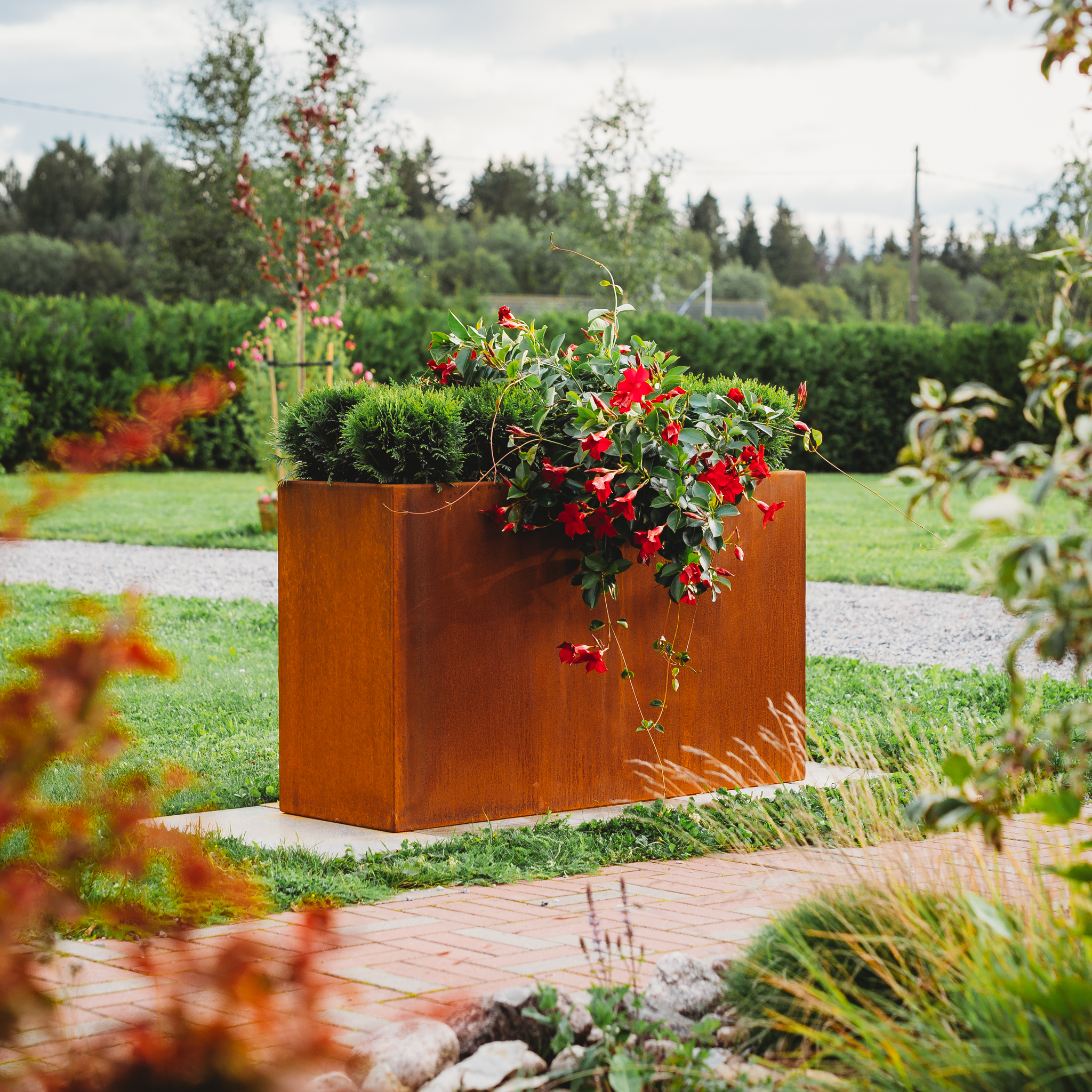 Ytterkruka GrillSymbol Lilly i Cortenstål, 110x37cm, 67cm Höjd, Utomhuskruka