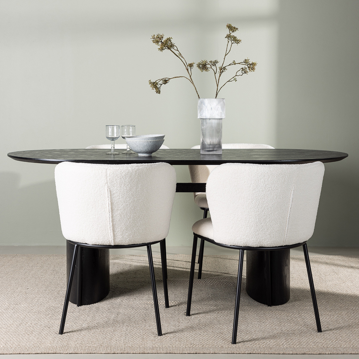 Matgrupp Venture Home Isolde Ovalt Matbord 180 cm & 4 Edina Stolar i Vit Boucle