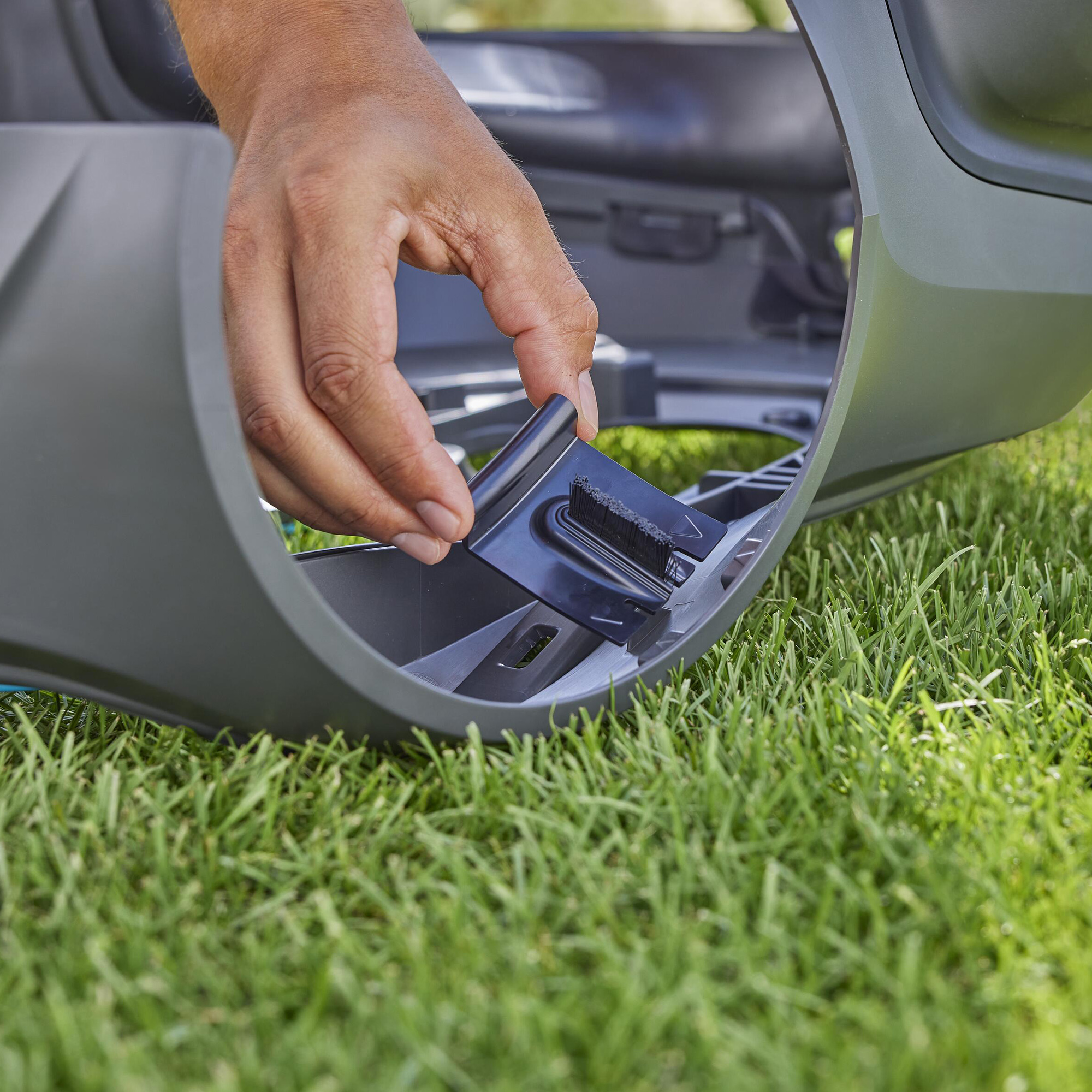 Robotgräsklippare Gardena Smart Sileno Sense 400 Utan Slinga Premiumpaket Med Robothus, Reservkniv & Borste