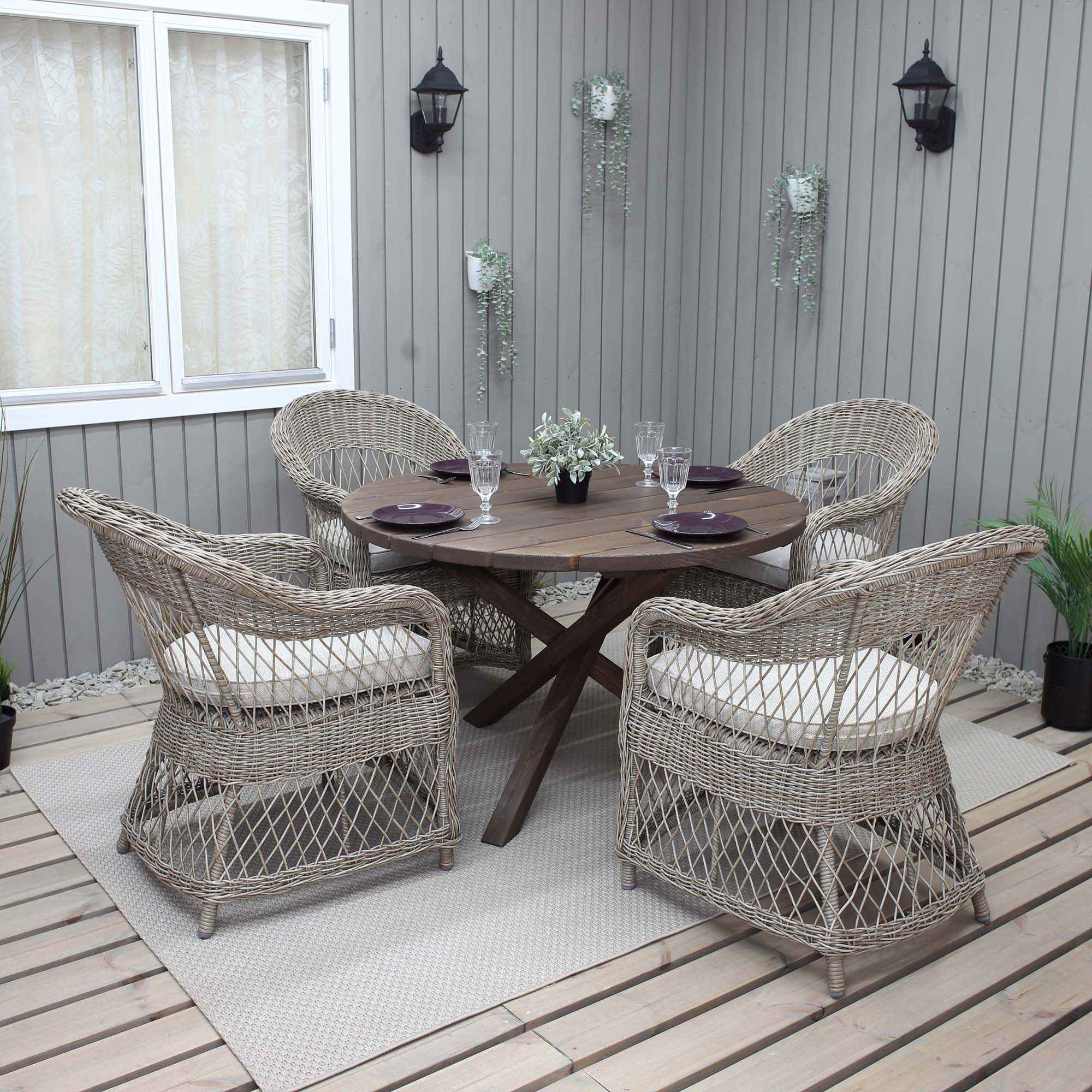 Matgrupp Utomhus Baltic Garden Ø 112 cm bord & 4 Merida naturfärgade stolar