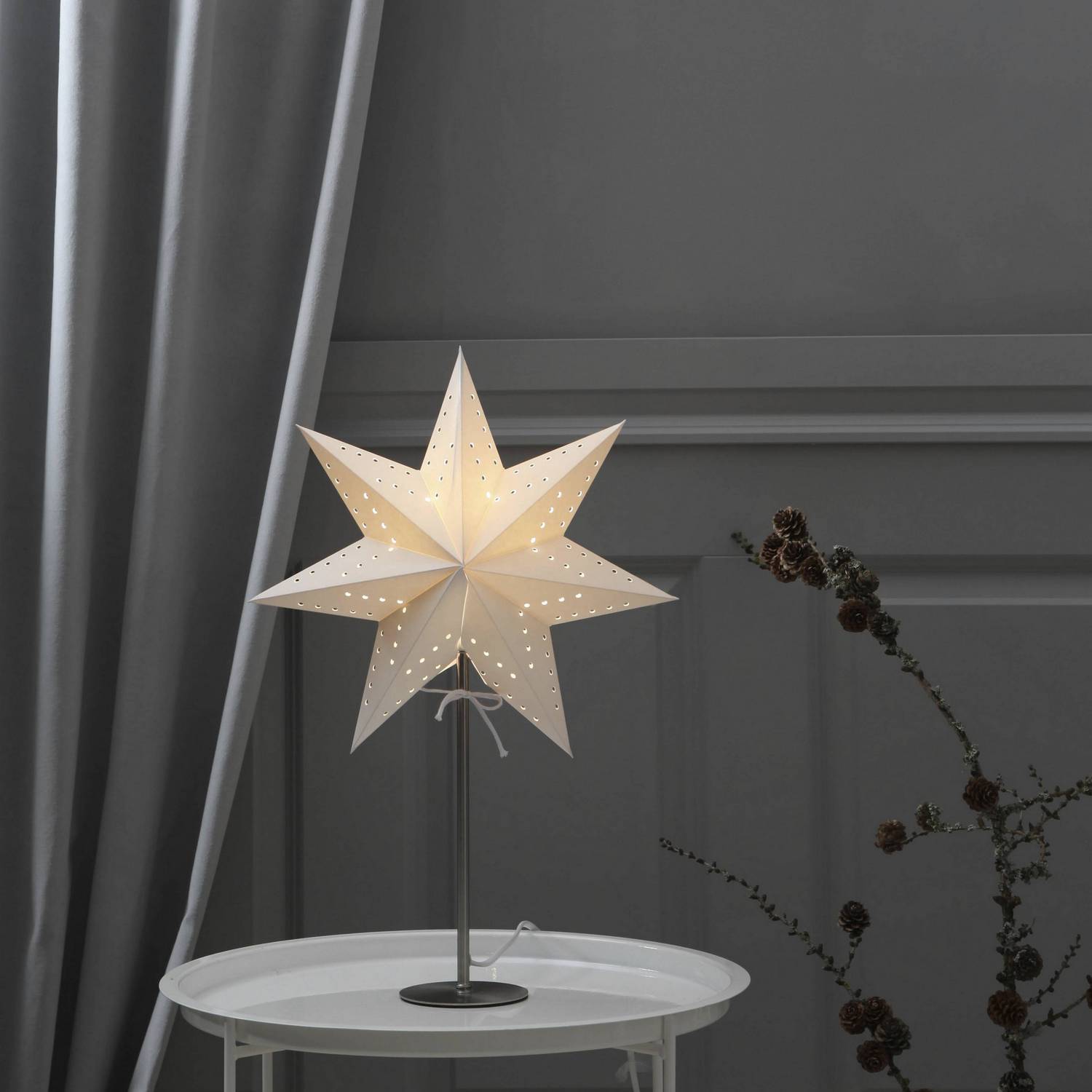 Adventsstjärna på Fot Star Trading Bobo