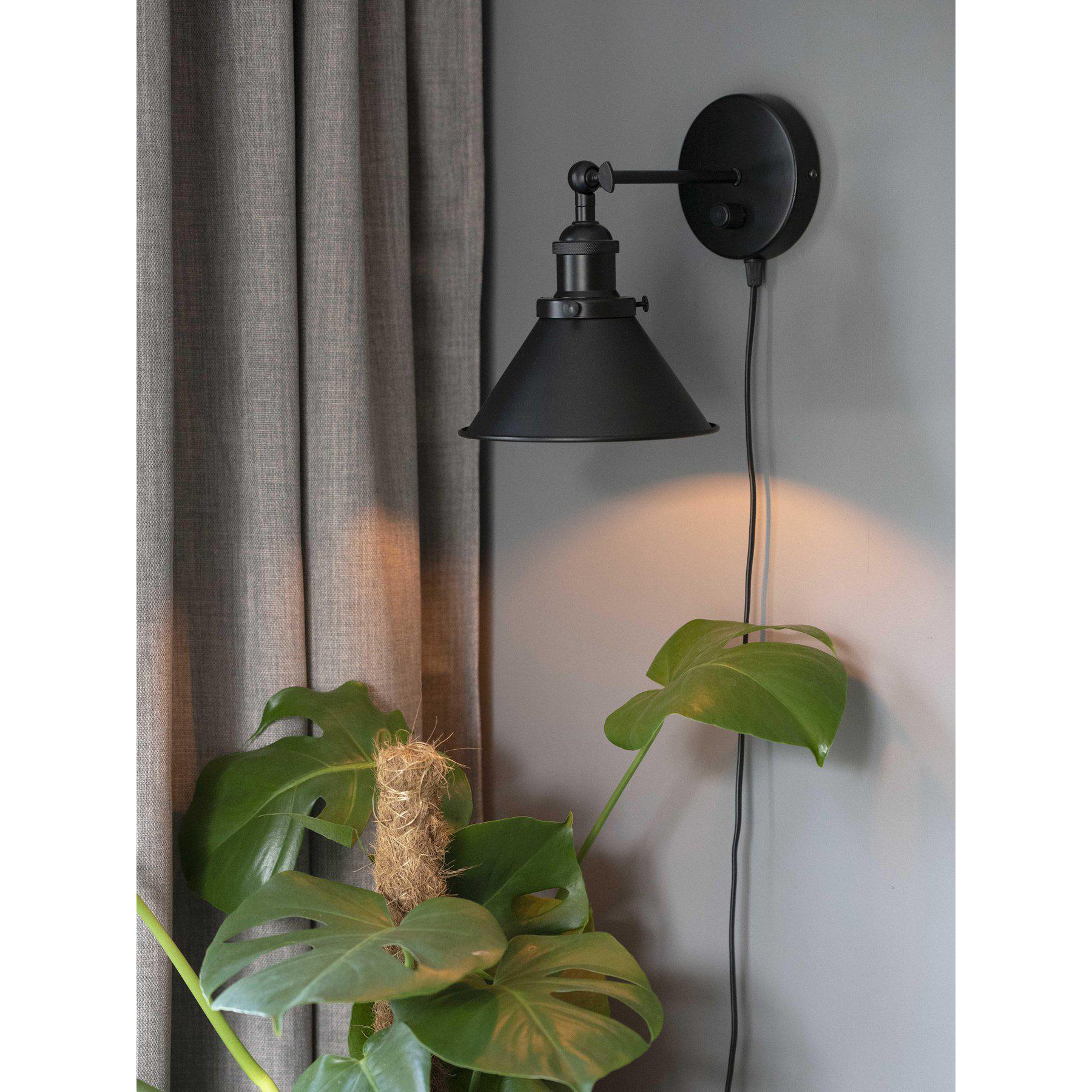 Vägglampa PR Home Anton