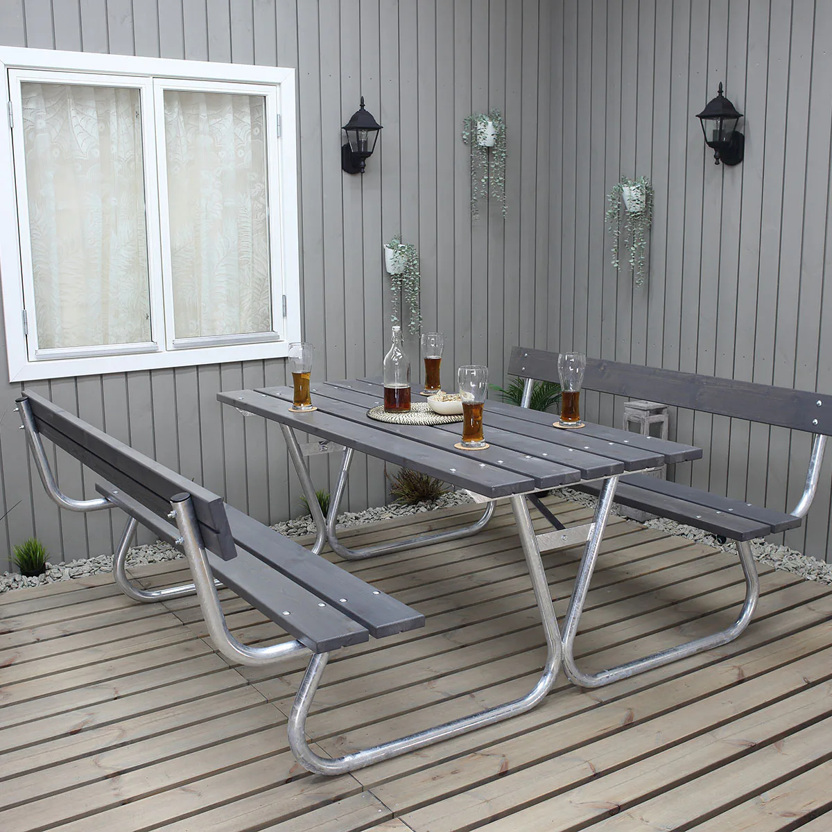 Grå