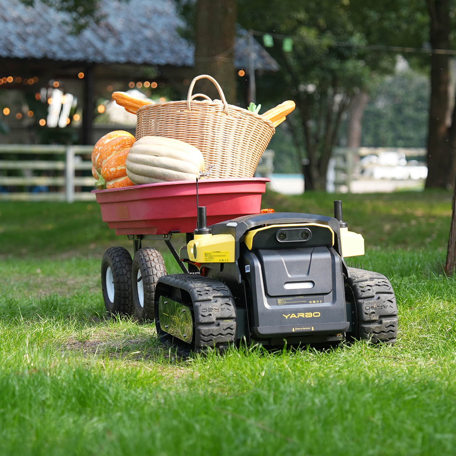 Robot Yarbo Core med Gräsklipparmodul och Snöslungemodul