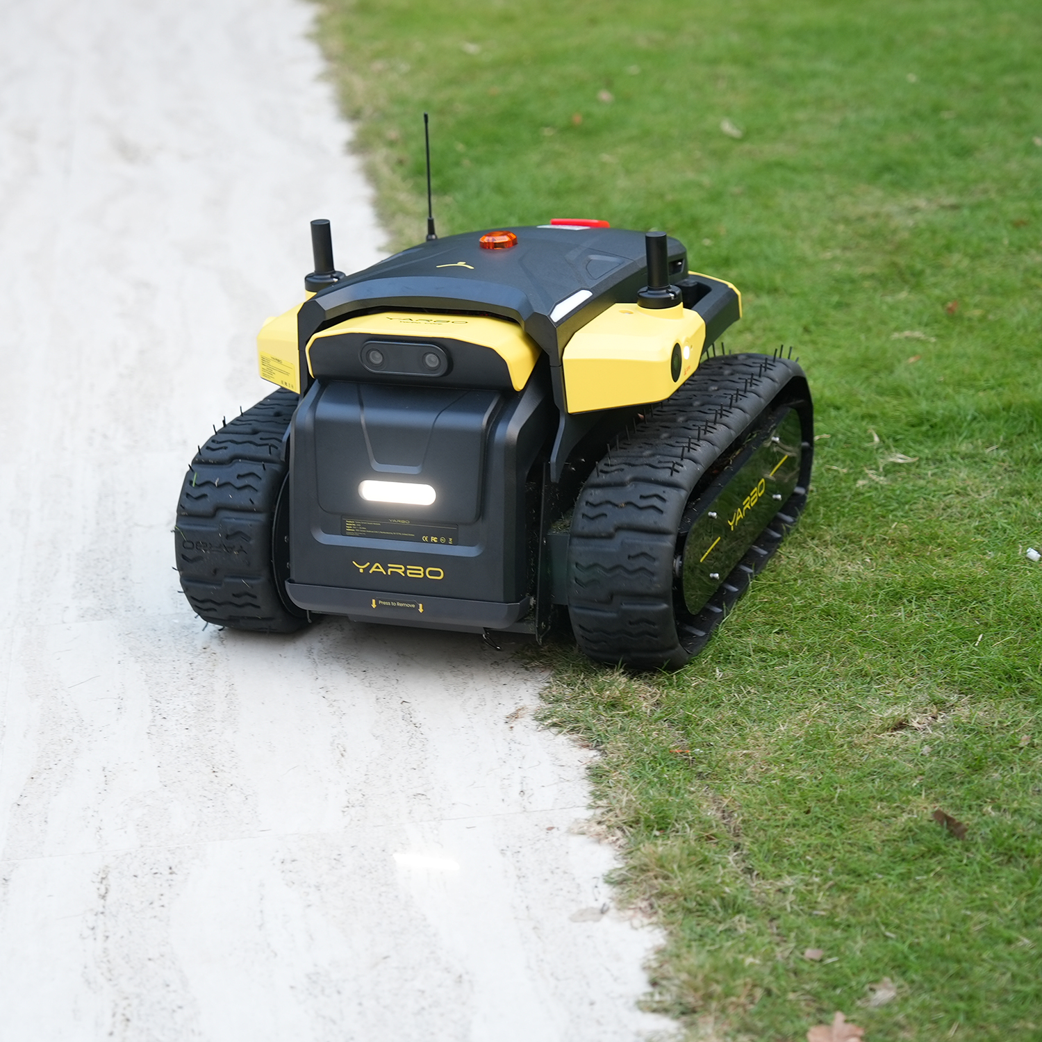 Robot Yarbo Core med Gräsklipparmodul och Snöslungemodul