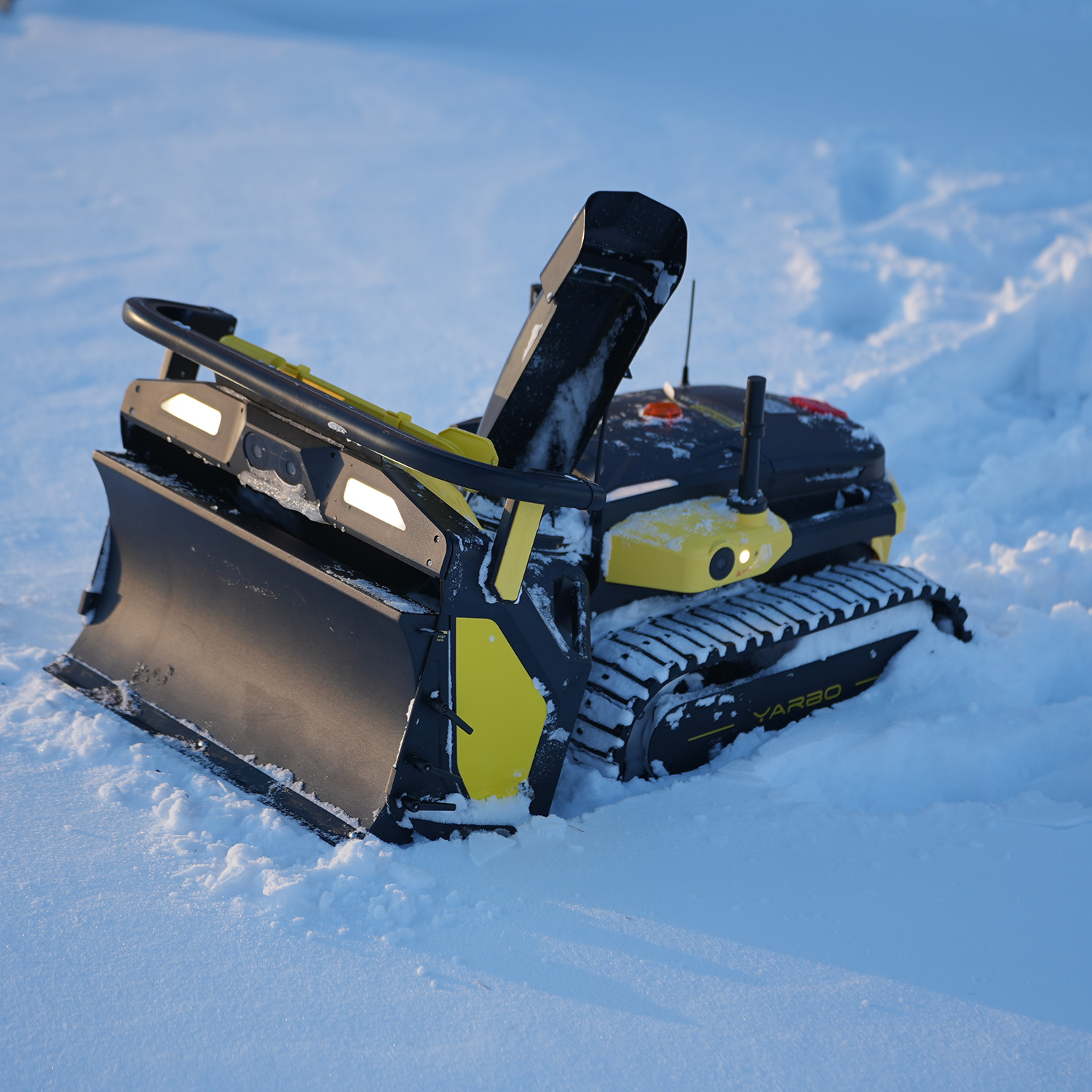 Robot Yarbo Core med Gräsklipparmodul och Snöslungemodul