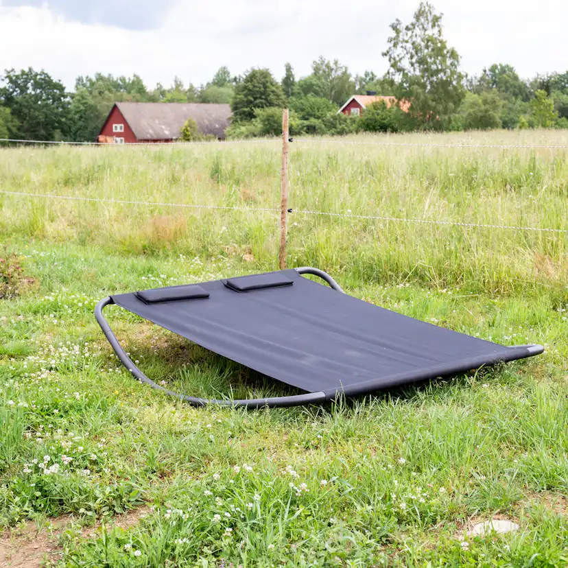 Solsäng Venture Home Goliath med Gungfunktion Utomhus i Svart Stål & Tyg