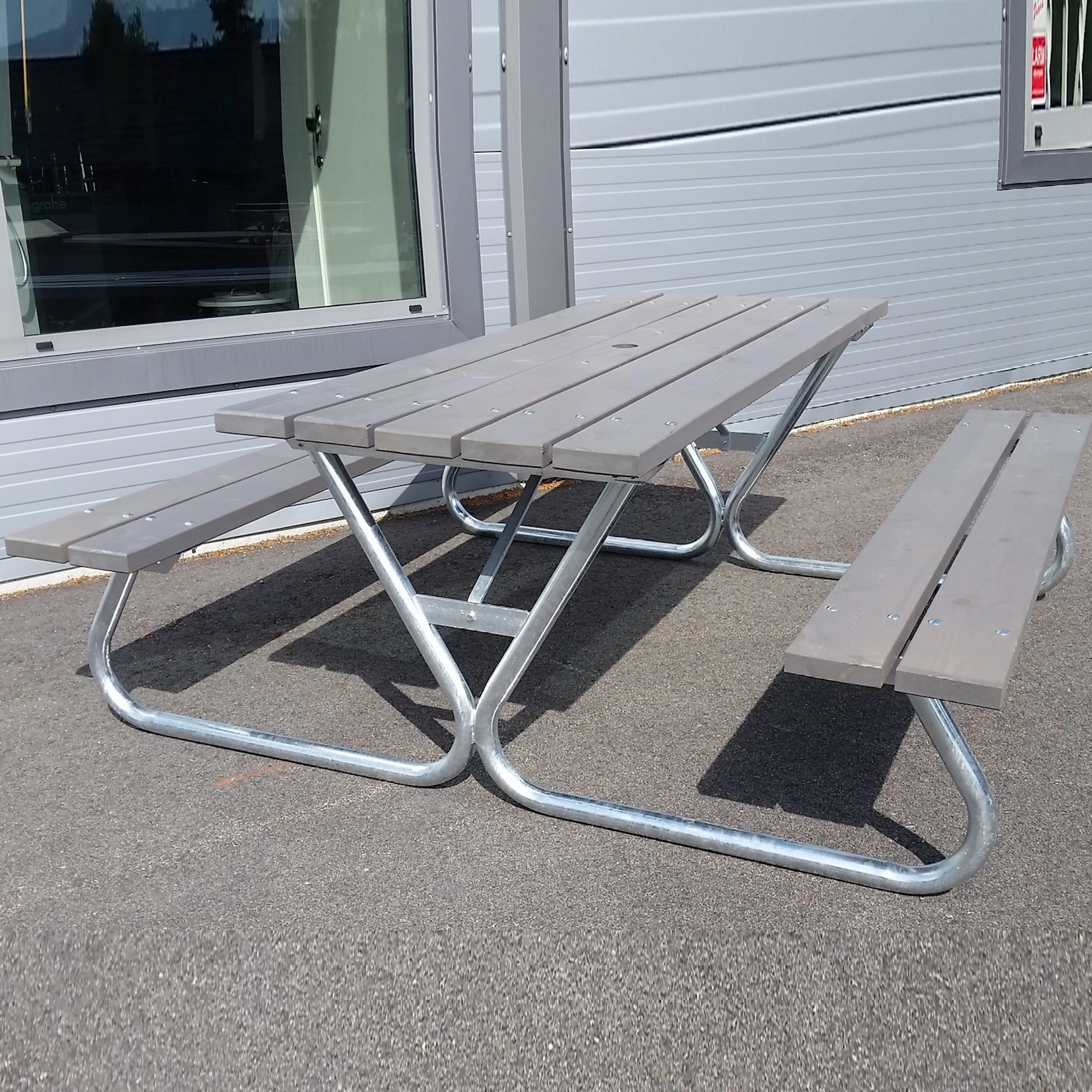 Grå
