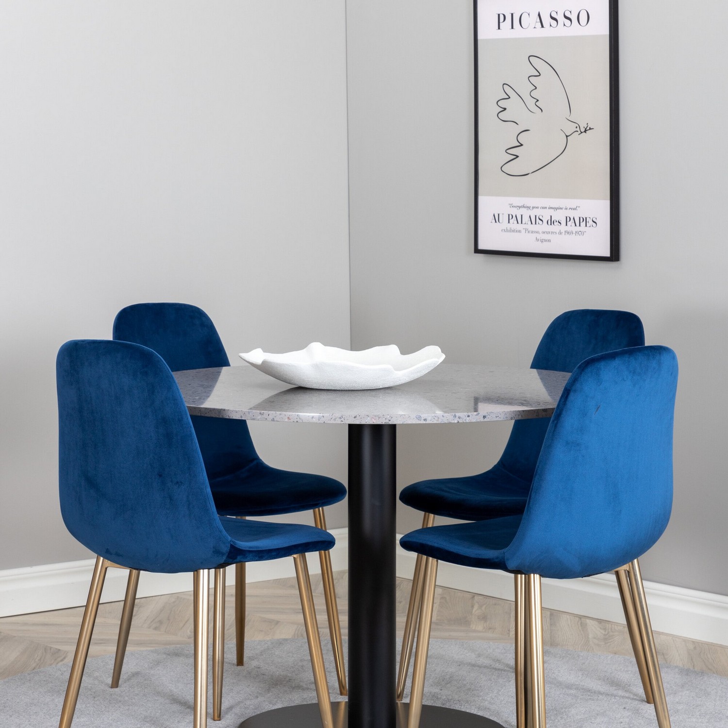 Matgrupp Venture Home Roxanna Grå Bord med 4 Pobbie Stolar Sammet Grått Bord med Svarta Ben, Blå Stol med Mässingsben