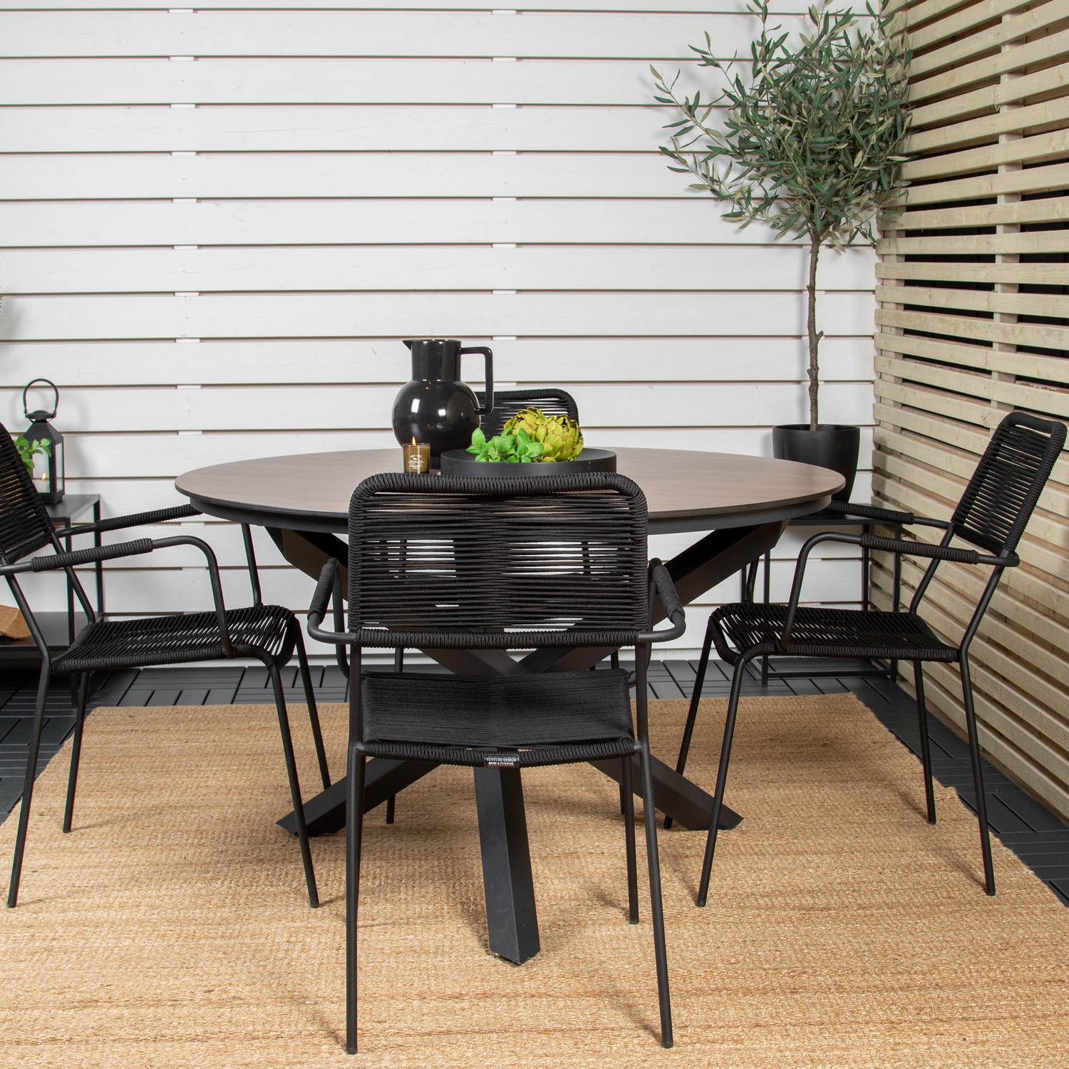 Matgrupp Venture Home Lea Ø120 med 4 Leon Karmstolar