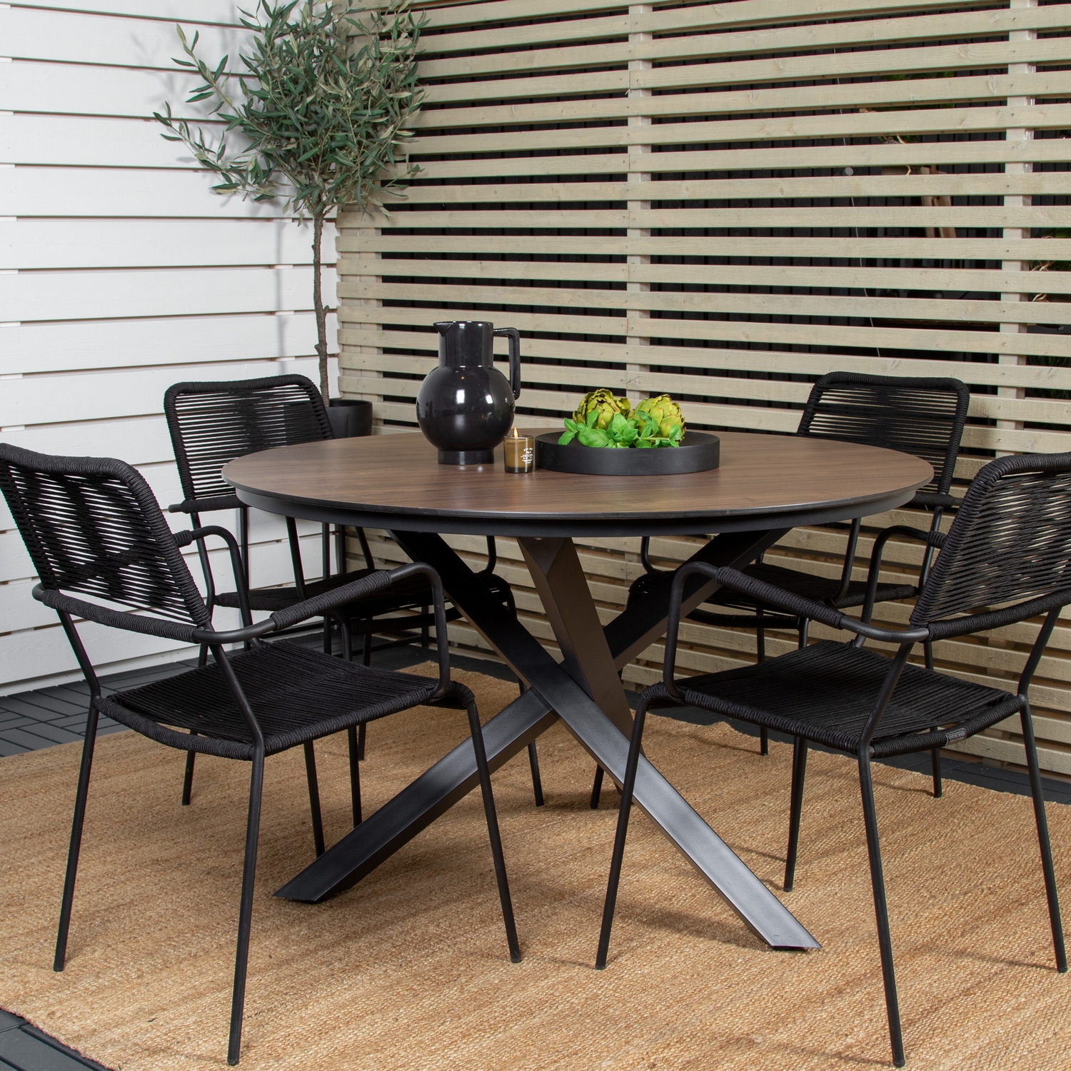 Matgrupp Venture Home Lea Ø120 med 4 Leon Karmstolar