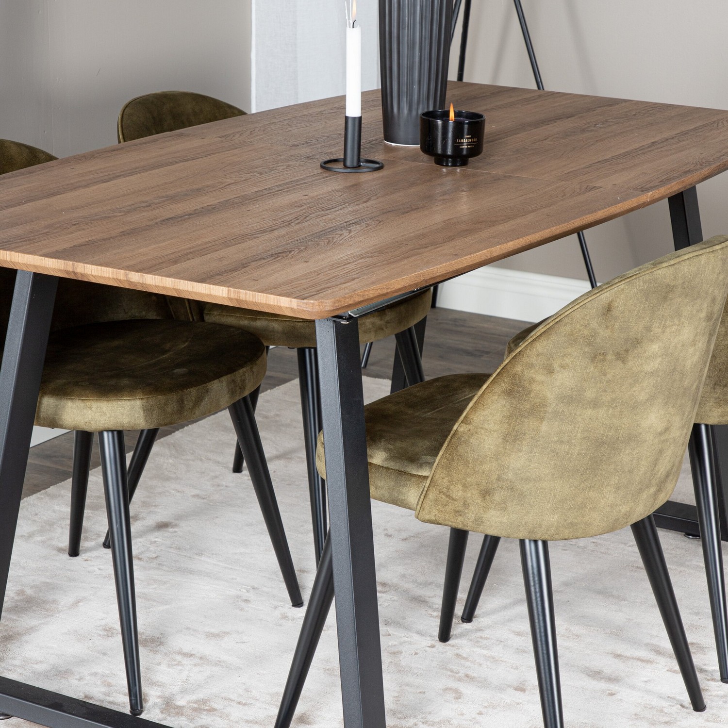 Matgrupp Venture Home Ina med 4 Valentina Stolar Sammet