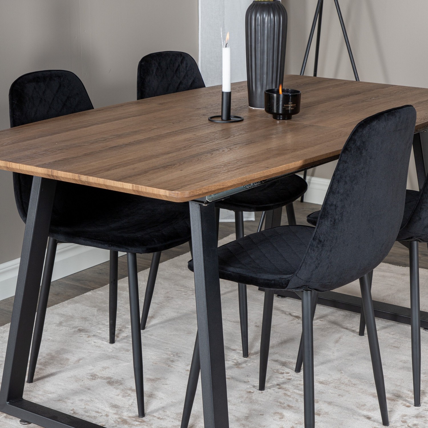 Matgrupp Venture Home Ina med 4 Phoi Stolar Sammet