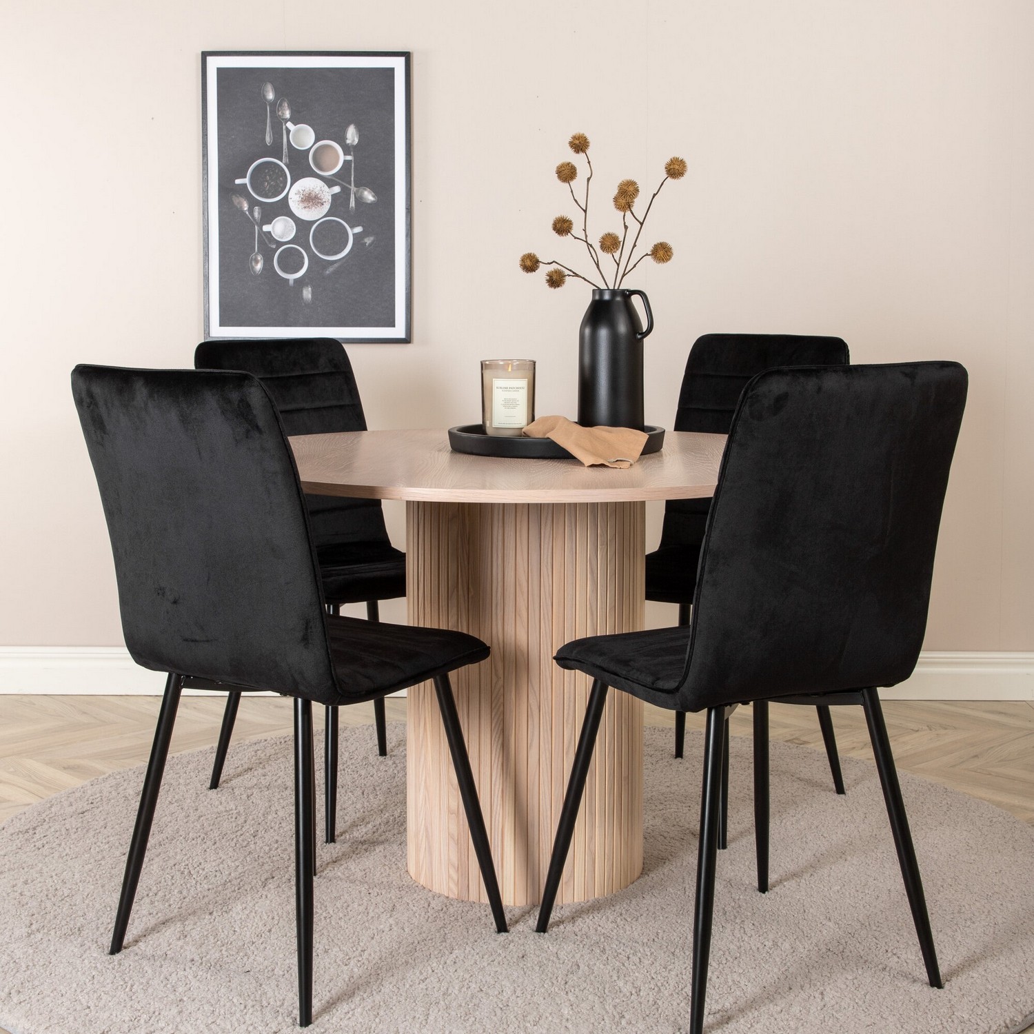 Matgrupp Venture Home med Bianca Matbord och 4 Walerina Matstolar i Sammet