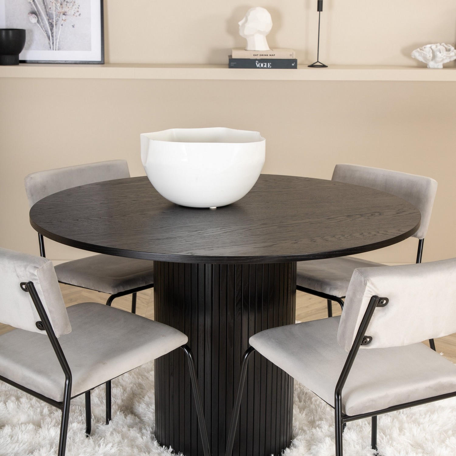 Matgrupp Venture Home med Bianca Matbord och 4 Kungshamn Matstolar i Sammet