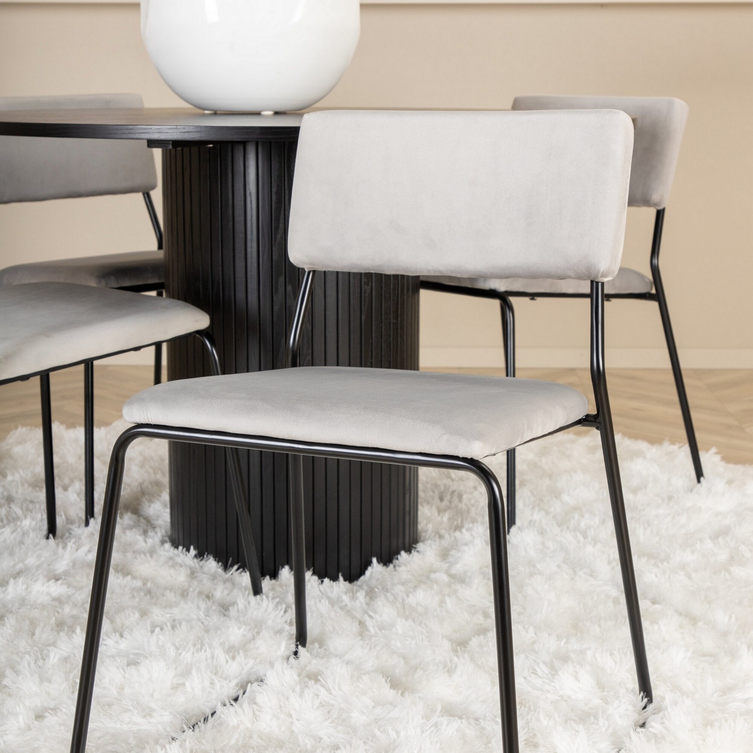 Matgrupp Venture Home med Bianca Matbord och 4 Kungshamn Matstolar i Sammet