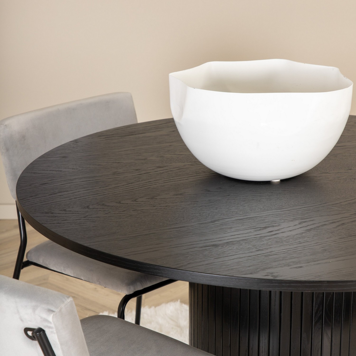 Matgrupp Venture Home med Bianca Matbord och 4 Kungshamn Matstolar i Sammet