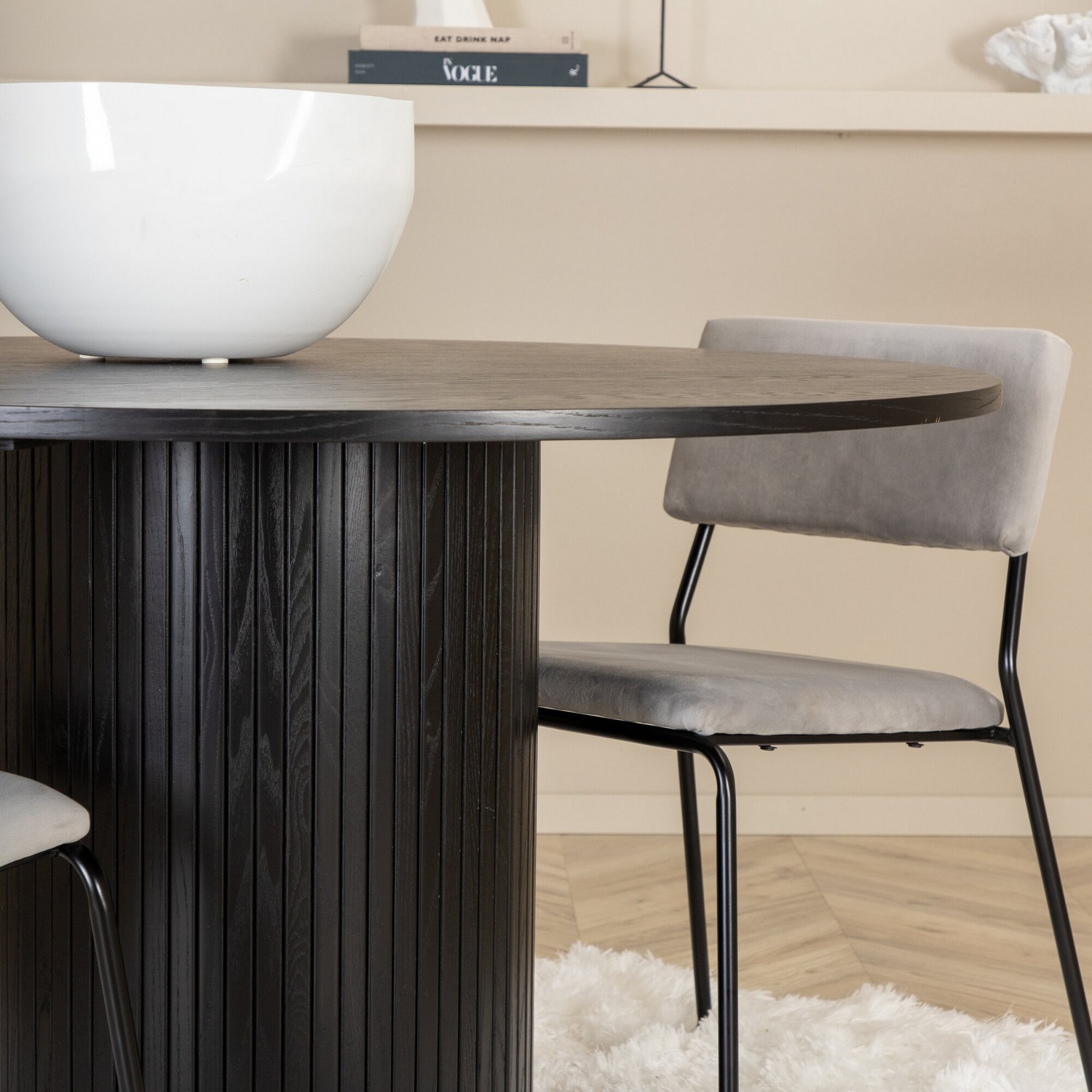 Matgrupp Venture Home med Bianca Matbord och 4 Kungshamn Matstolar i Sammet