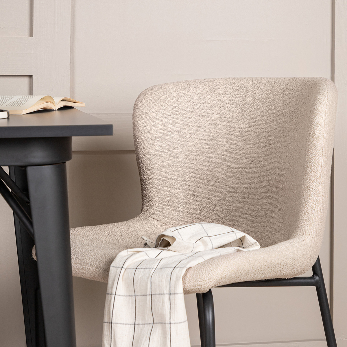 Matgrupp Venture Home Tempe med 2 Modesto Stolar