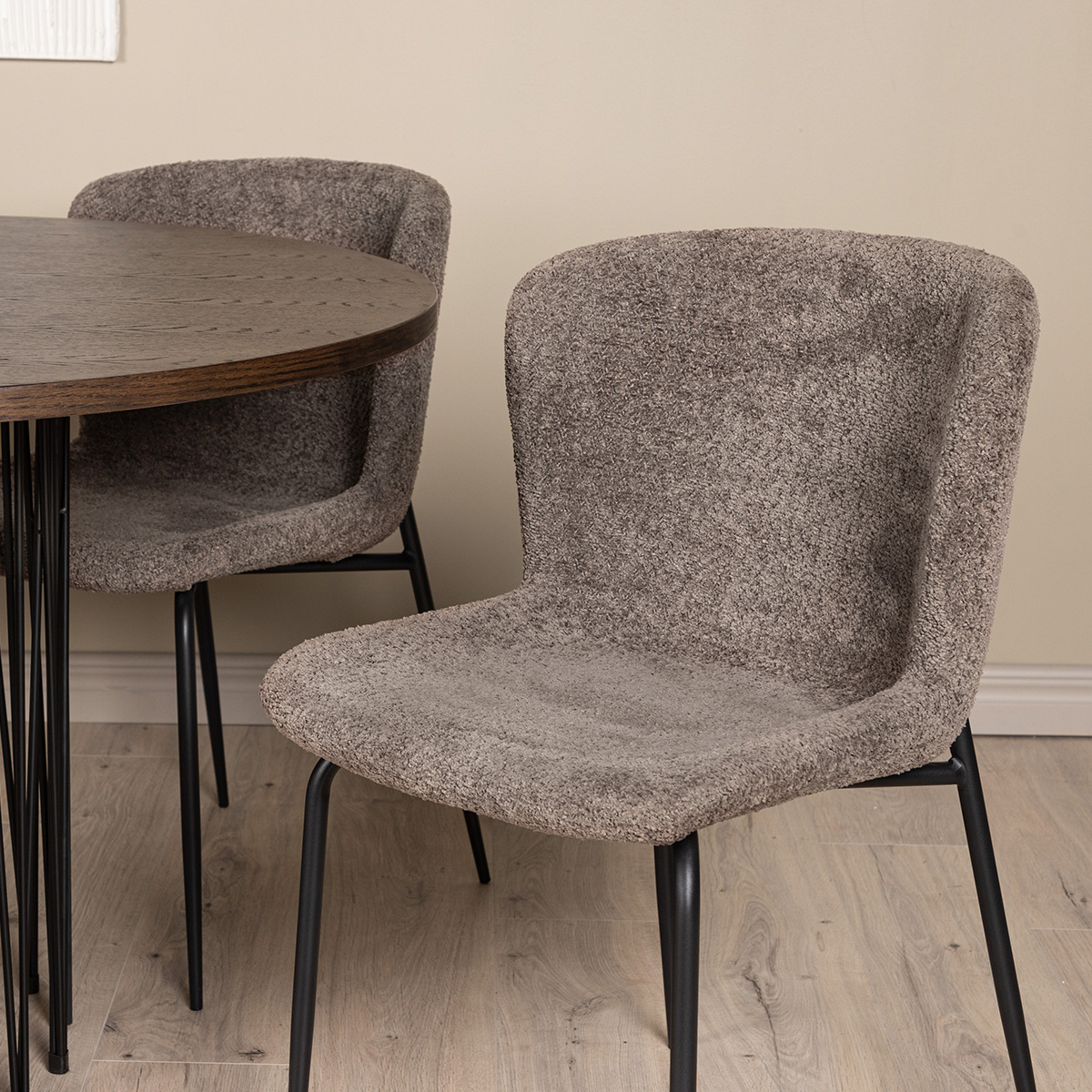 Matgrupp Venture Home Stone Rund med 4 Modesto Stolar