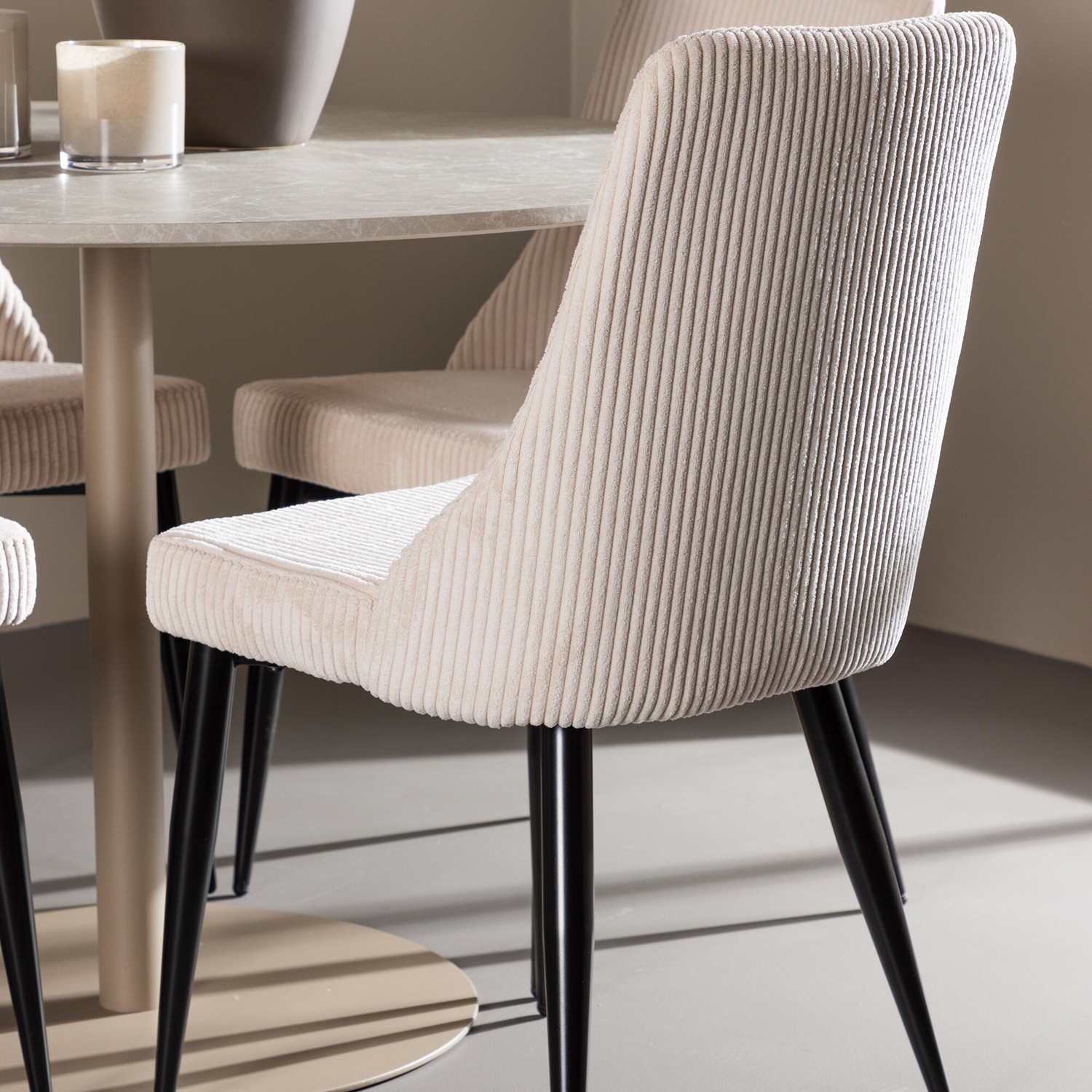 Matgrupp Venture Home Lycke Ø110 med 4 st Leone Stolar