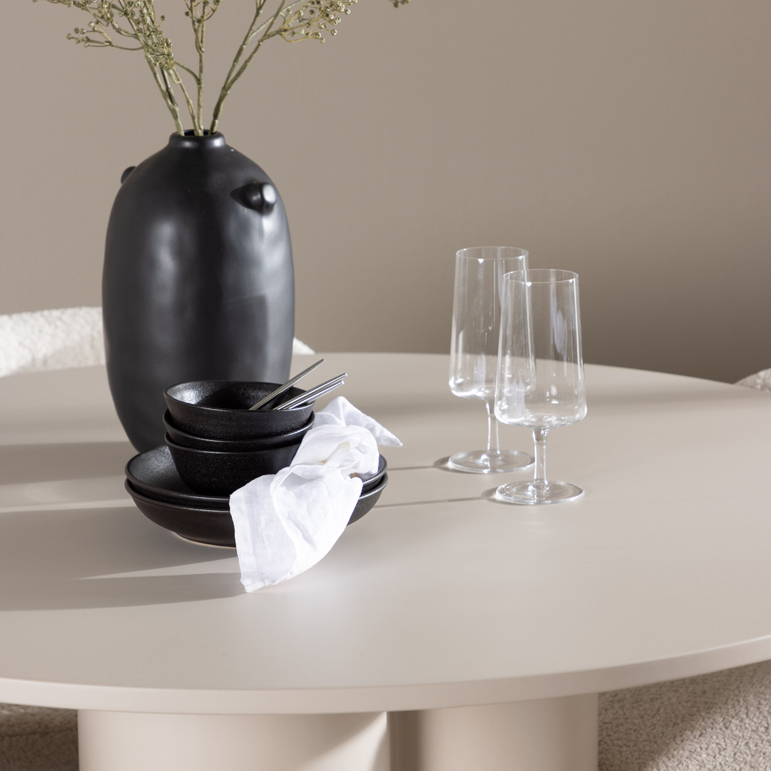 Matgrupp Venture Home Olivia Ø110 med 4 st Agnes Stolar