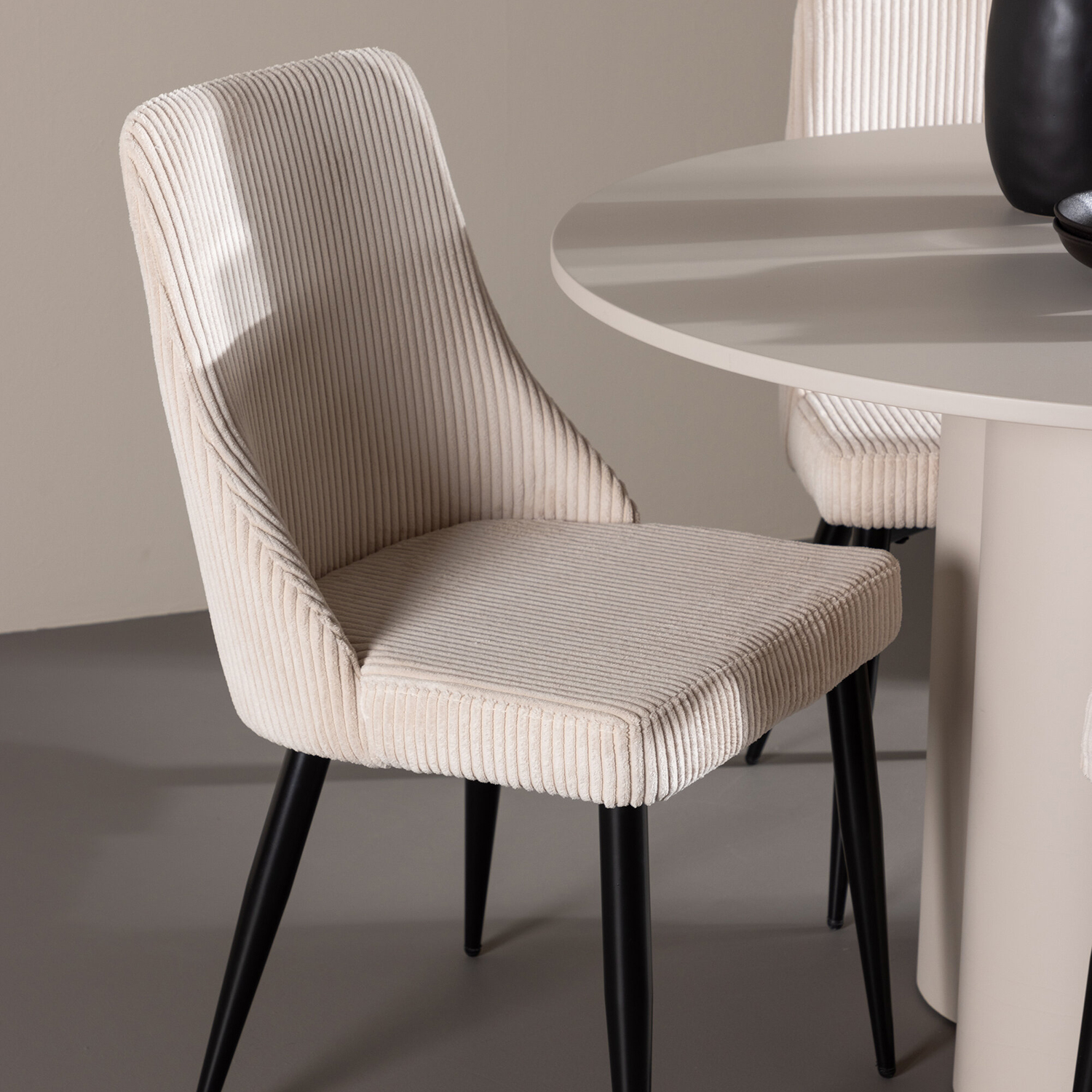 Matgrupp Venture Home Olivia Ø110 med 4 st Leone Stolar