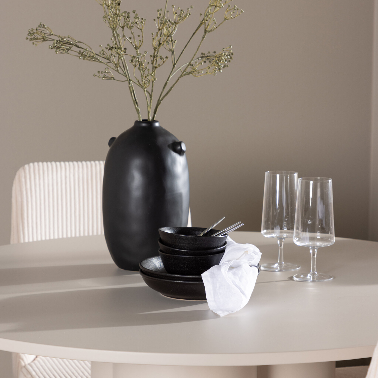 Matgrupp Venture Home Olivia Ø110 med 4 st Leone Stolar