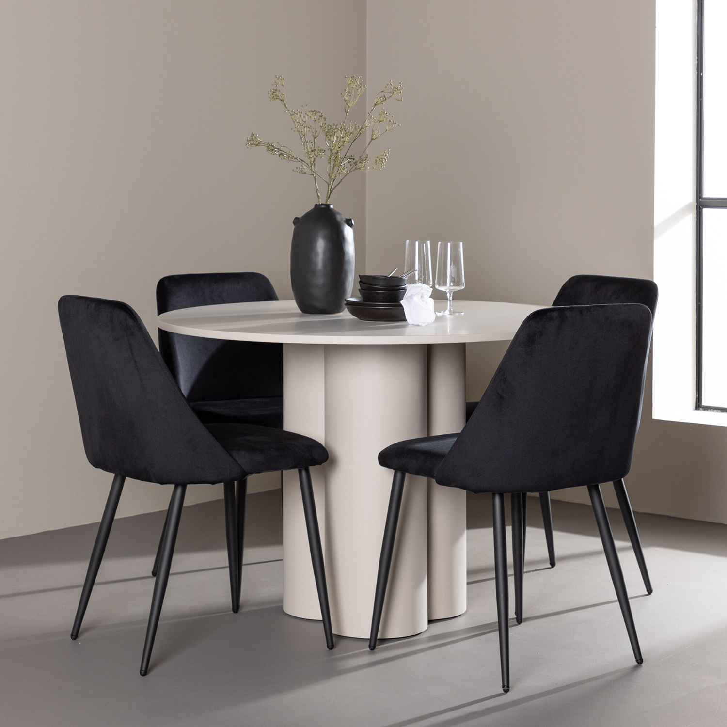 Matgrupp Venture Home Olivia Ø110 med 4 st Night Stolar