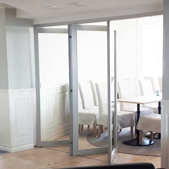 Vikdörrar inomhus Vikdörrar inomhus